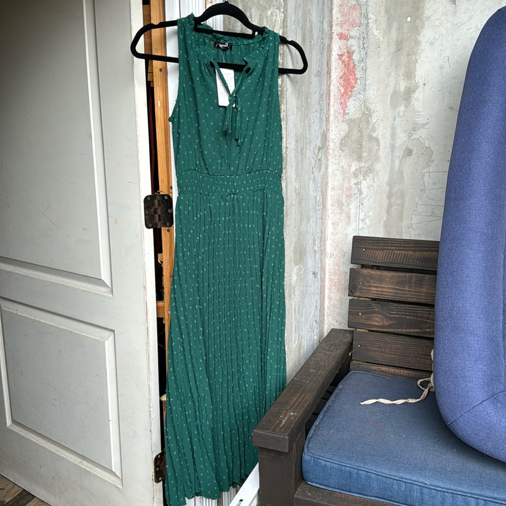 Green women’s sleeveless dress elastic waist
